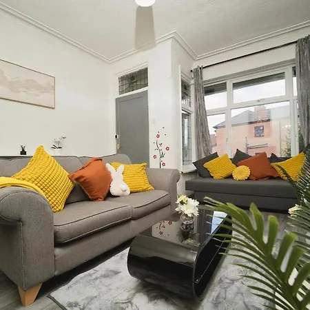 4 Bedroom House Sleeps 8 Free Parking & Wifi *
