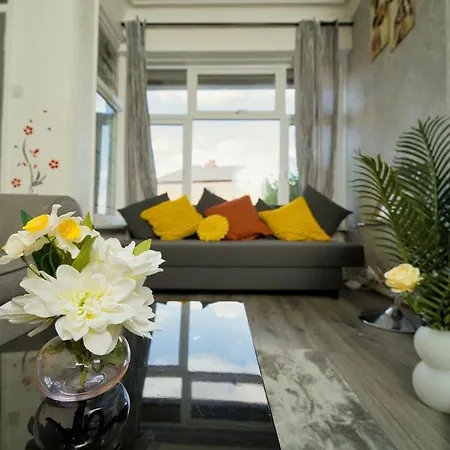 4 Bedroom House Sleeps 8 Free Parking & Wifi Holiday home *