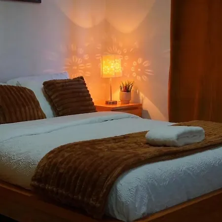 4 Bedroom House Sleeps 8 Free Parking & Wifi Holiday home Leeds (West Yorkshire)