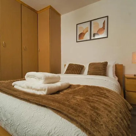 Holiday home 4 Bedroom House Sleeps 8 Free Parking & Wifi *