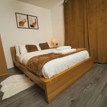 4 Bedroom House Sleeps 8 Free Parking & Wifi * Leeds (West Yorkshire)