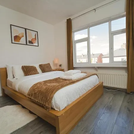 Holiday home 4 Bedroom House Sleeps 8 Free Parking & Wifi *