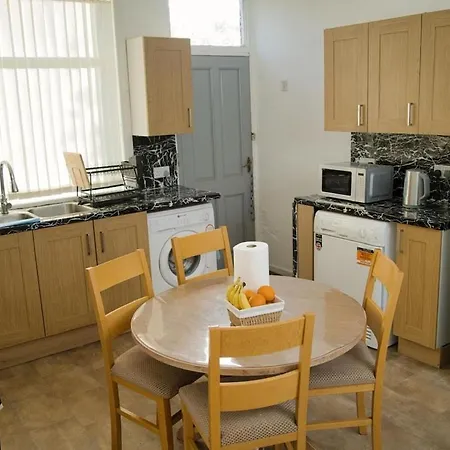 4 Bedroom House Sleeps 8 Free Parking & Wifi Holiday home Leeds (West Yorkshire)