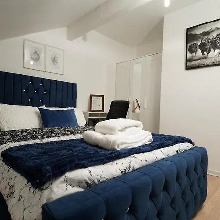 4 Bedroom House Sleeps 8 Free Parking & Wifi Holiday home