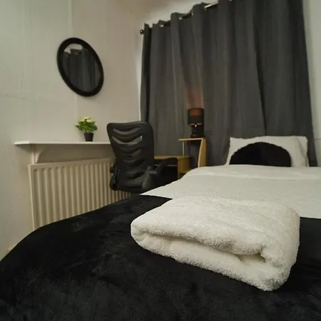 Holiday home 4 Bedroom House Sleeps 8 Free Parking & Wifi