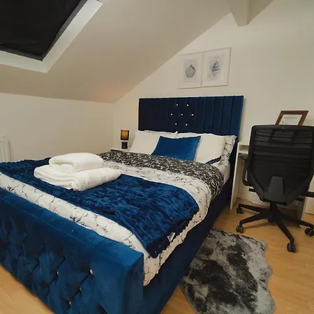 4 Bedroom House Sleeps 8 Free Parking & Wifi Holiday home *