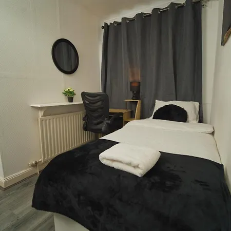 4 Bedroom House Sleeps 8 Free Parking & Wifi *
