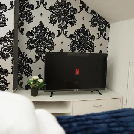 4 Bedroom House Sleeps 8 Free Parking & Wifi Holiday home