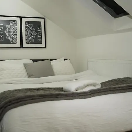 4 Bedroom House Sleeps 8 Free Parking & Wifi Holiday home Leeds (West Yorkshire)