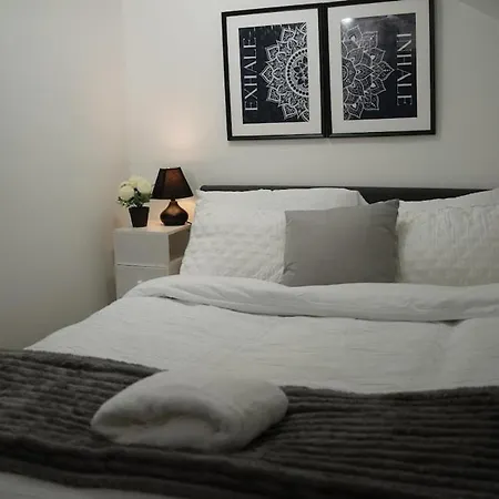 4 Bedroom House Sleeps 8 Free Parking & Wifi Holiday home Leeds (West Yorkshire)