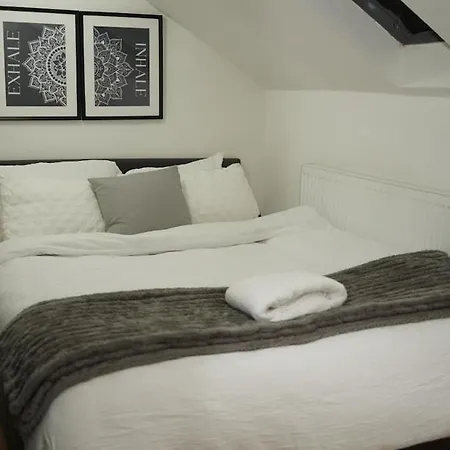 4 Bedroom House Sleeps 8 Free Parking & Wifi *