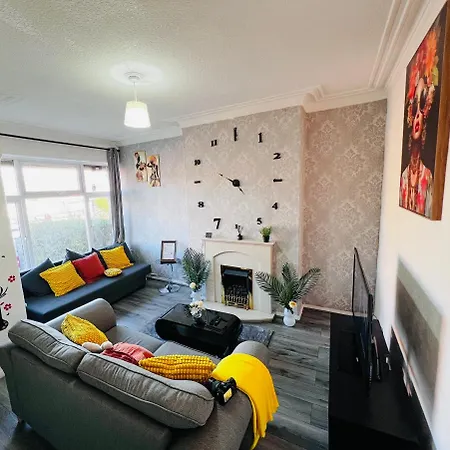 Holiday home 4 Bedroom House Sleeps 8 Free Parking & Wifi *