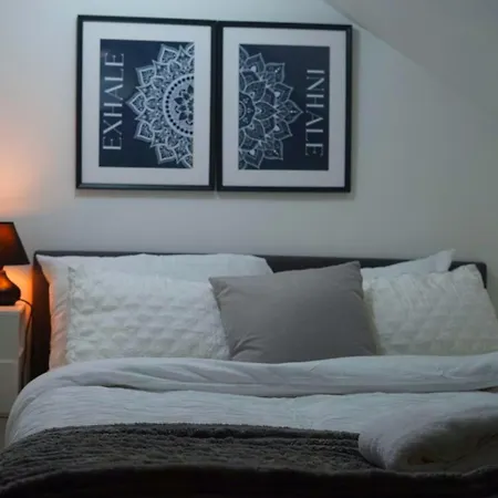 4 Bedroom House Sleeps 8 Free Parking & Wifi Leeds (West Yorkshire)