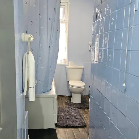 Holiday home 4 Bedroom House Sleeps 8 Free Parking & Wifi *