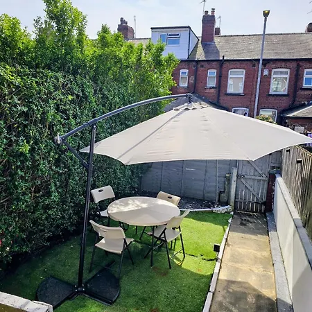 Holiday home 4 Bedroom House Sleeps 8 Free Parking & Wifi *